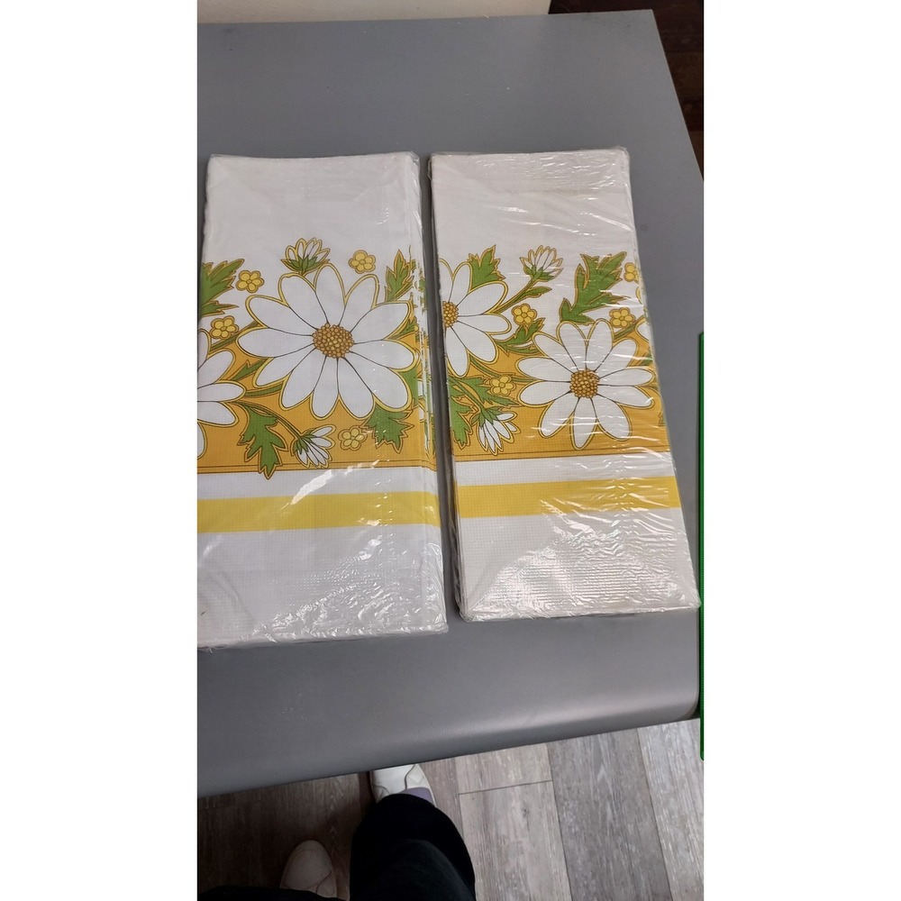 Hallmark Vintage Daisy Tablecloth Set 2 60x102 White Yellow Floral 70s Retro